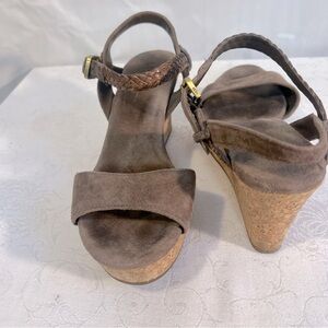 UGG D’Alessio Wedge Sandals Platform Sandals Brown Suede Cork Wedge Buckle 8M
